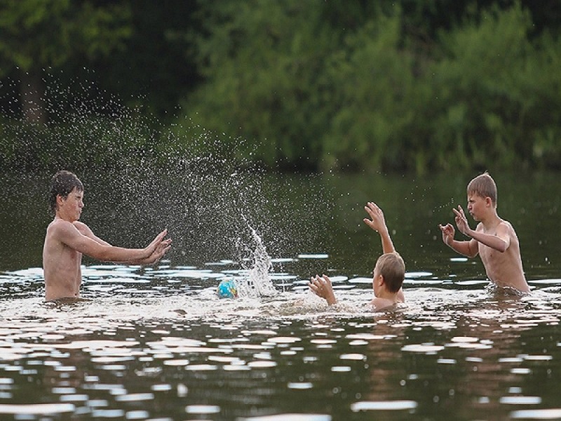 УВАЖАЕМЫЕ РОДИТЕЛИ! Безопасность жизни детей на водоемах во многих случаях зависит ТОЛЬКО ОТ ВАС!.